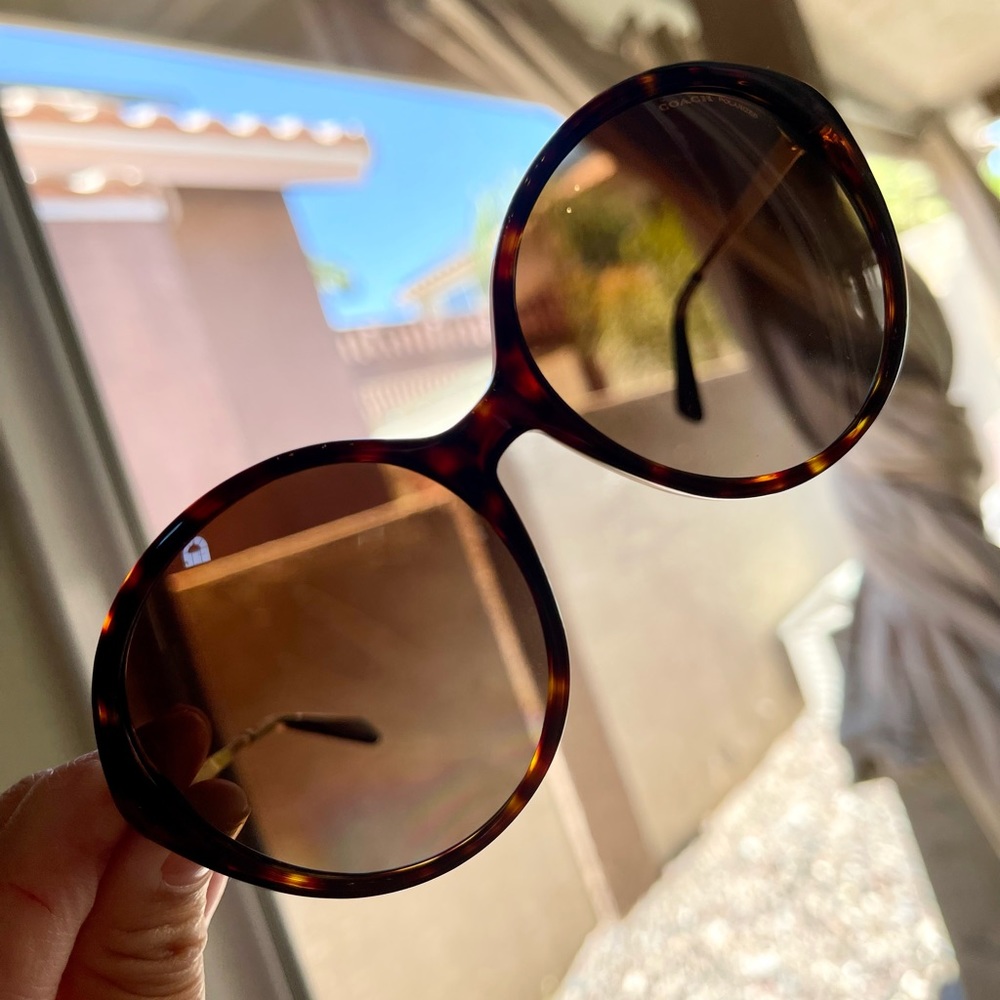 Gorgeous Coach sunglasses!!!This round brownish sunglasses is perfect for summer - Picture 7 of 8